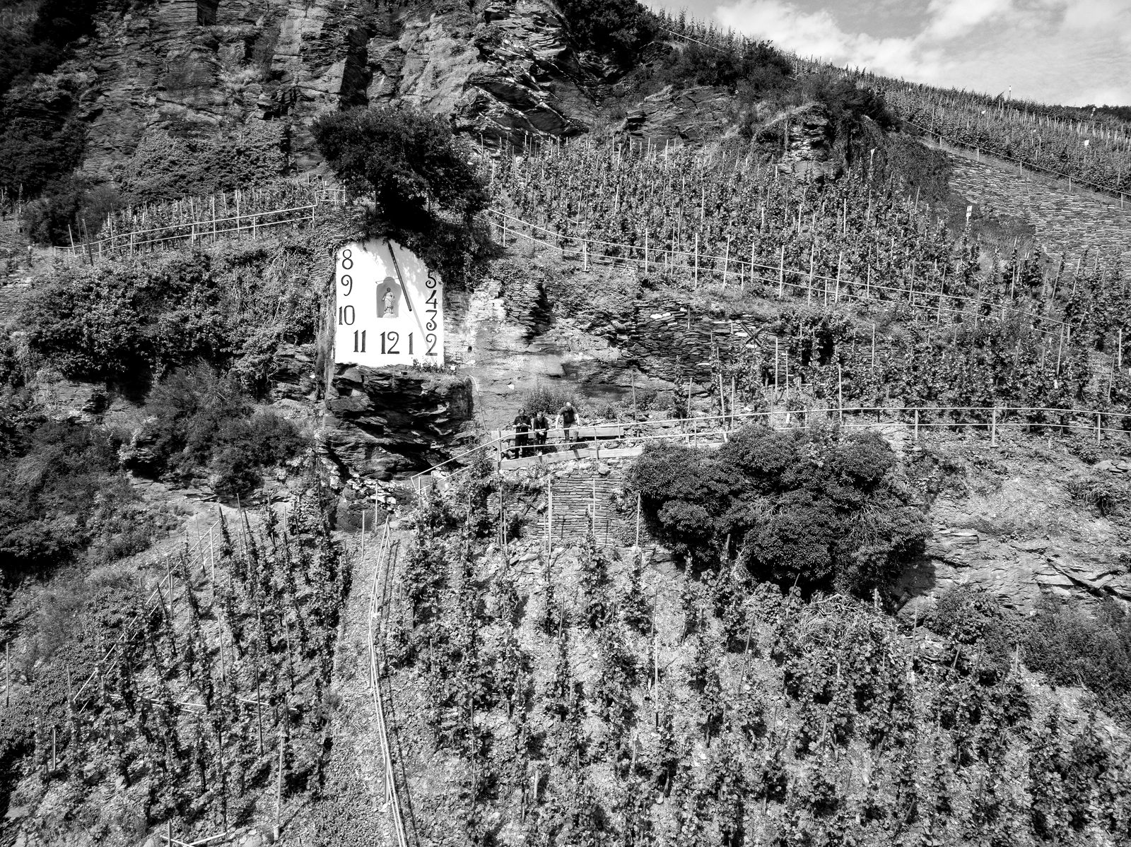 Terrassen und Trockenmauern im Schiefersteilhang